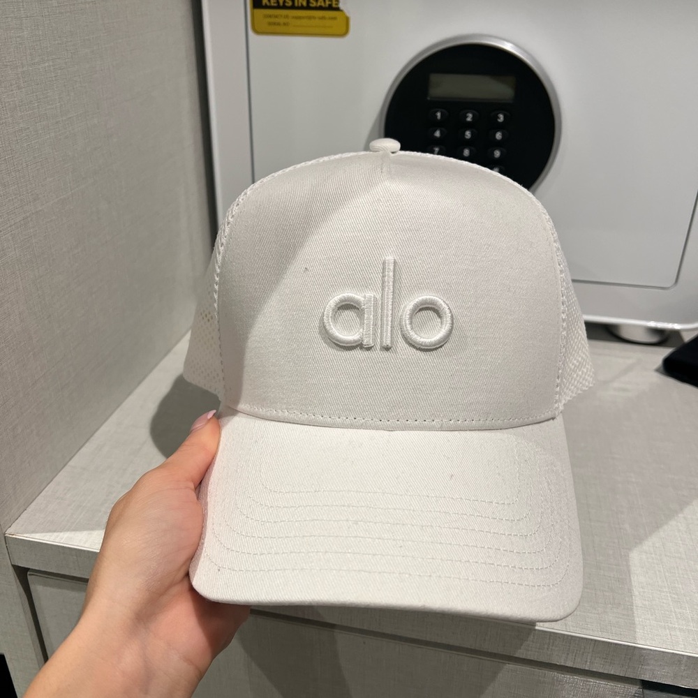 ALO Yoga  White Cap